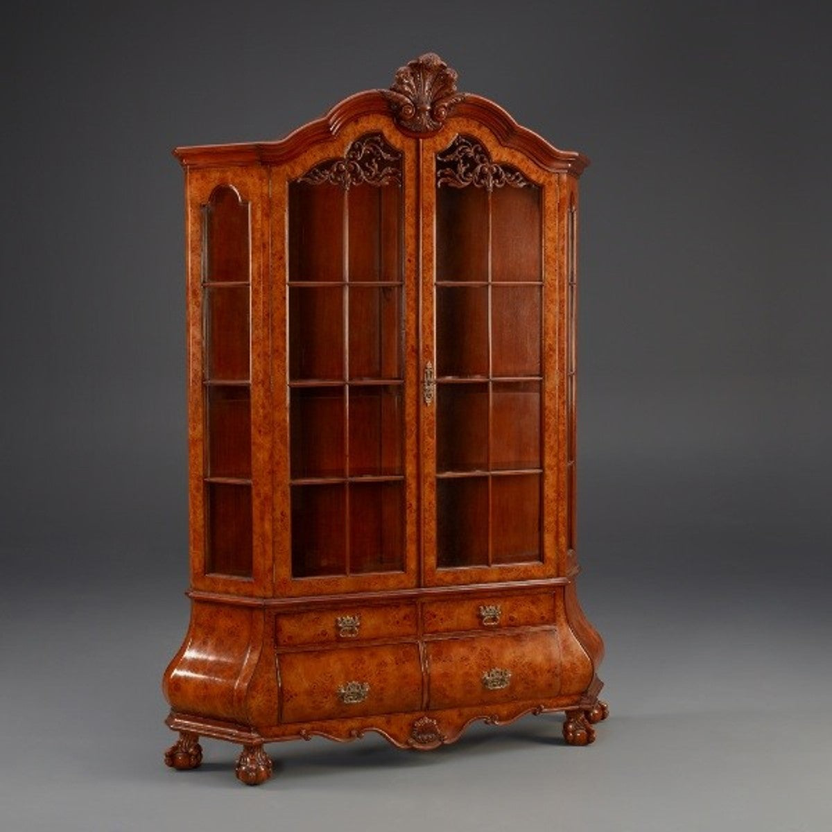 Barock Luxus Vitrinenschrank aus Walnuss mit Innenbeleuchtung Braun H 214 cm, B 148 cm - Vitrinenschrank - Wohnzimmerschrank - Limited Edition