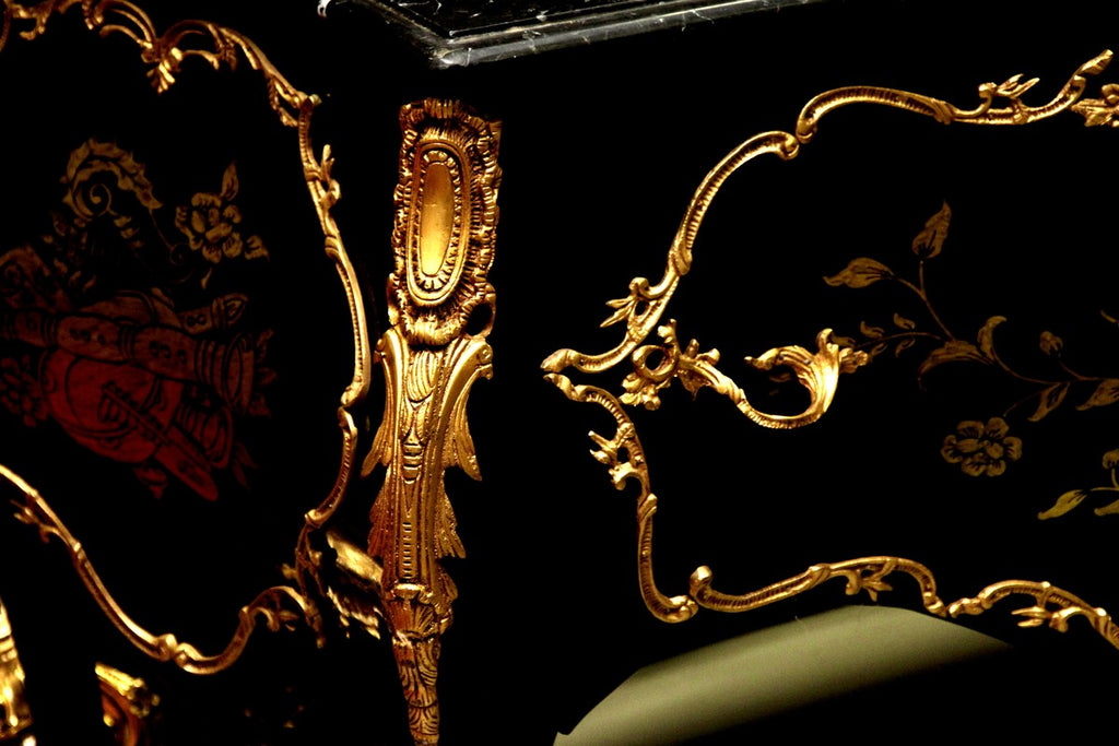 Barock Kommode Schwarz / Gold 130 cm mit Metallapplikationen und Marmorplatte